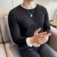 ブラックTシャツで腕を組む男性のカット