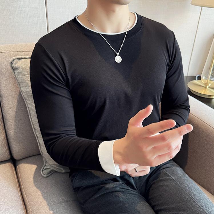 ブラックTシャツで腕を組む男性のカット
