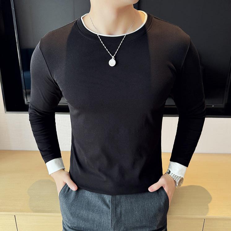 ブラックの重ね着風Tシャツを着た男性のリラックス姿