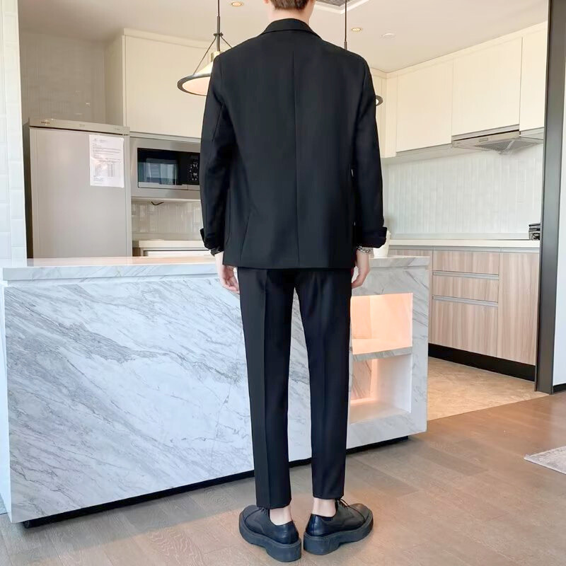 ブラックセットアップで大人のきれいめコーデを完成させた男性の後ろ姿