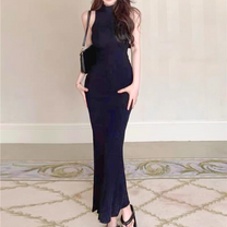 ブラックのマーメイドシルエットワンピースを着た女性（立ち姿）