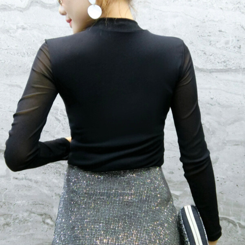 ブラックシアートップスの背面。すっきりとしたシルエットがスタイルアップを叶える。