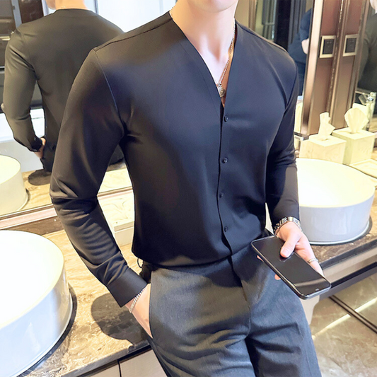 ブラックのノーカラーシャツを前開きで着用する男性