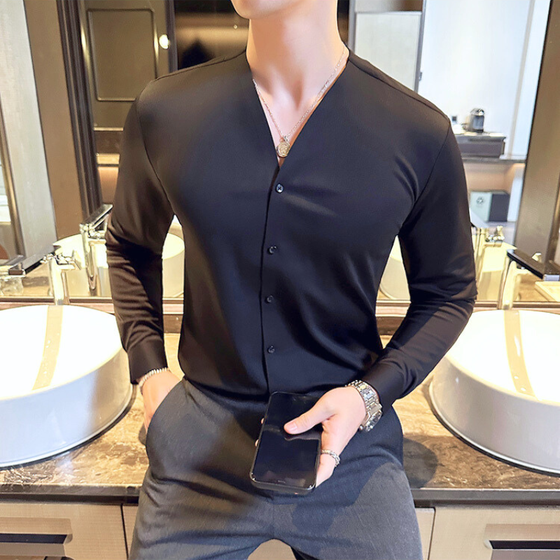ブラックシャツをスマホと一緒に持つ男性