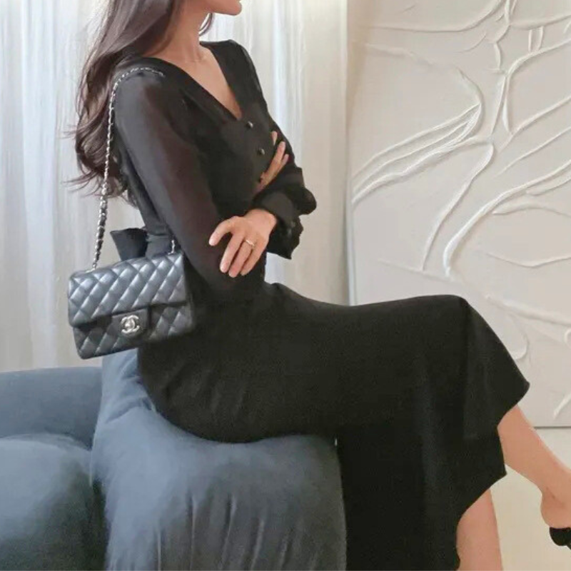 ブラックの細見えロングワンピース座り姿