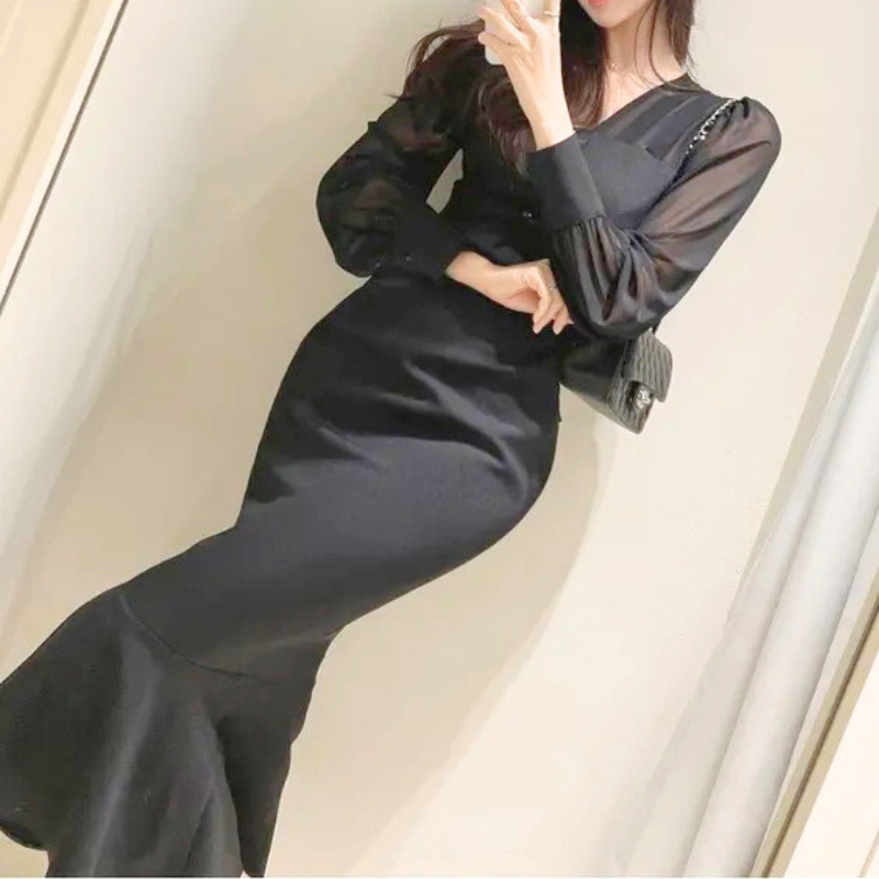 ブラックワンピースの美シルエットと袖デザインアップ