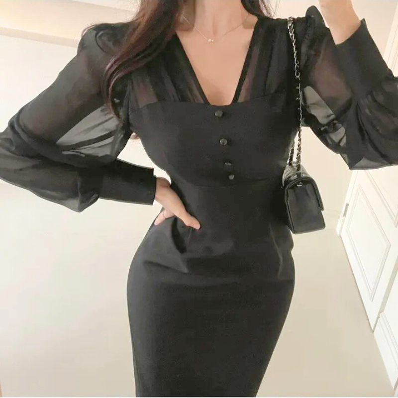 ブラックワンピースの胸元デザインアップ