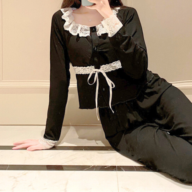 ブラックレース付き胸パッド付きルームウェアを着た女性｜大人可愛い部屋着