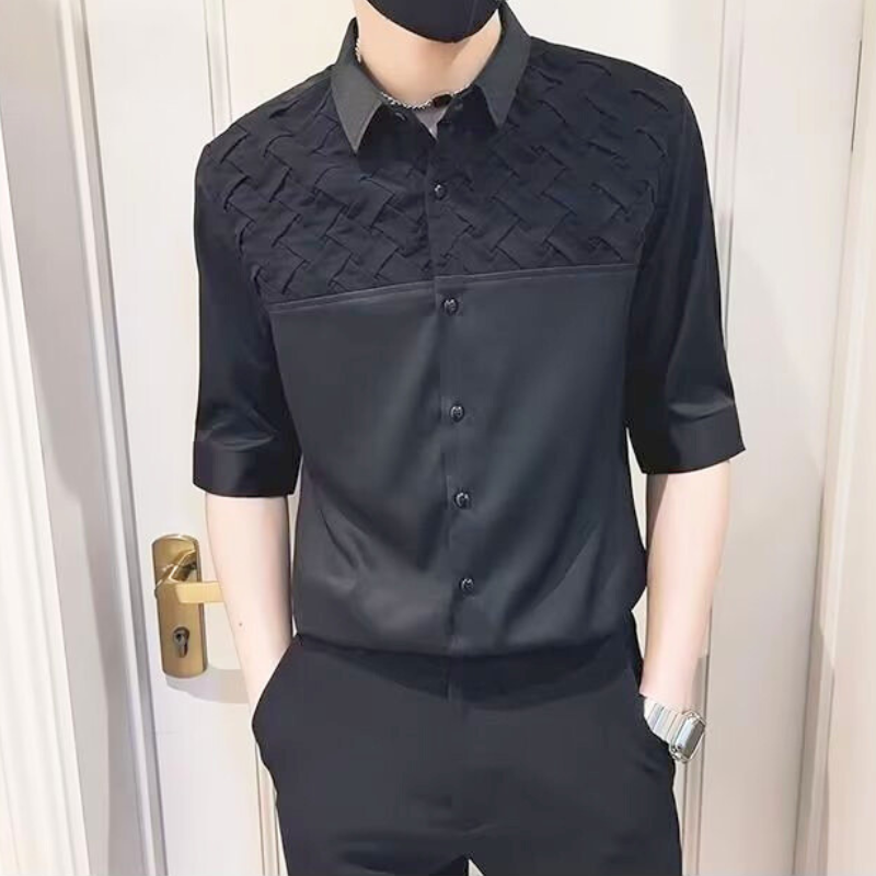 立体パネルデザインのブラックシャツを着た男性の正面ショット｜上品でシックな印象