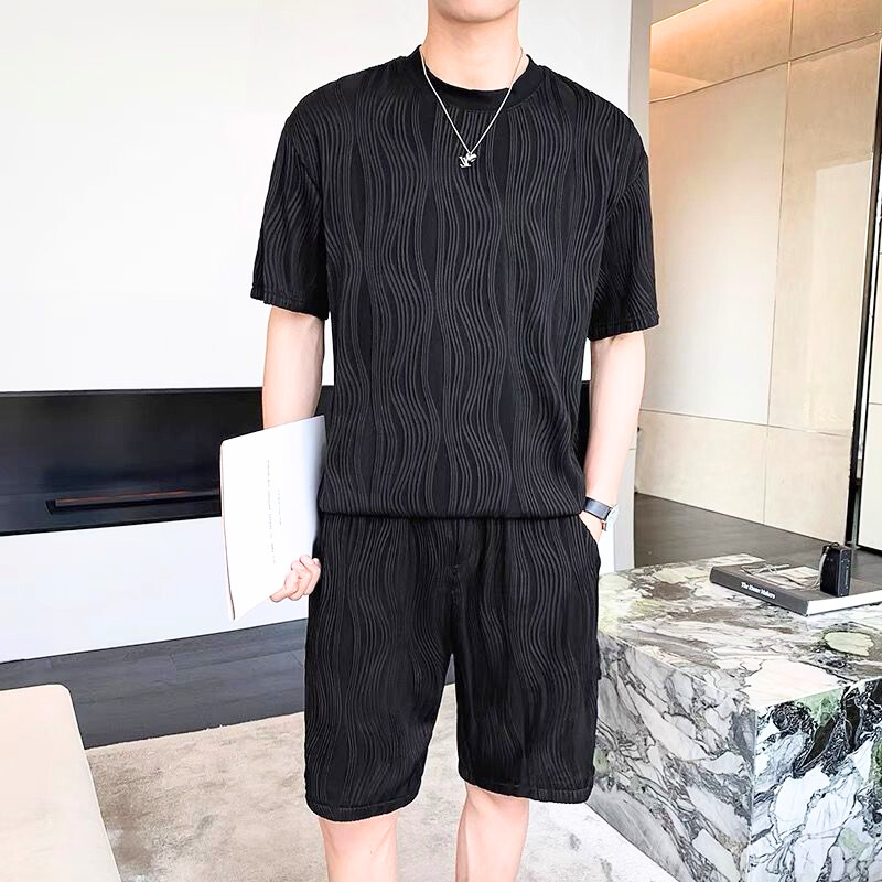 シックな黒セットアップで夏の都会スタイルに