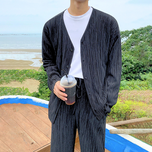 上半身の黒プリーツカーディガンスタイル