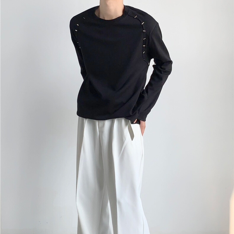 黒クルーネックにゆったり白パンを合わせたシンプルコーデ