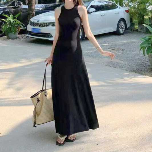 リゾート感のある黒ワンピで夏のドライブシーンを演出