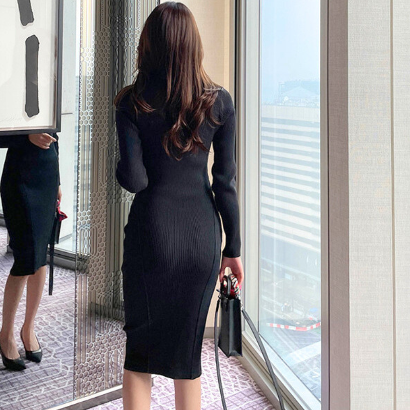 上品でスタイルアップが叶うブラックリブワンピース。彼ウケ抜群のデート服。