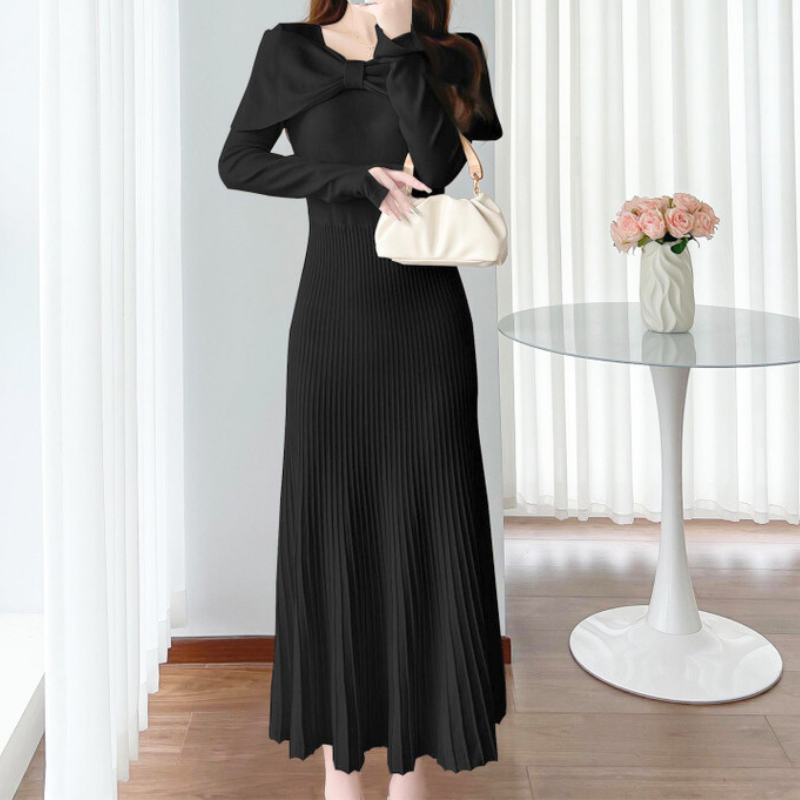 ブラックのリボンショルダーワンピース。大人の色気漂う上品コーデ。