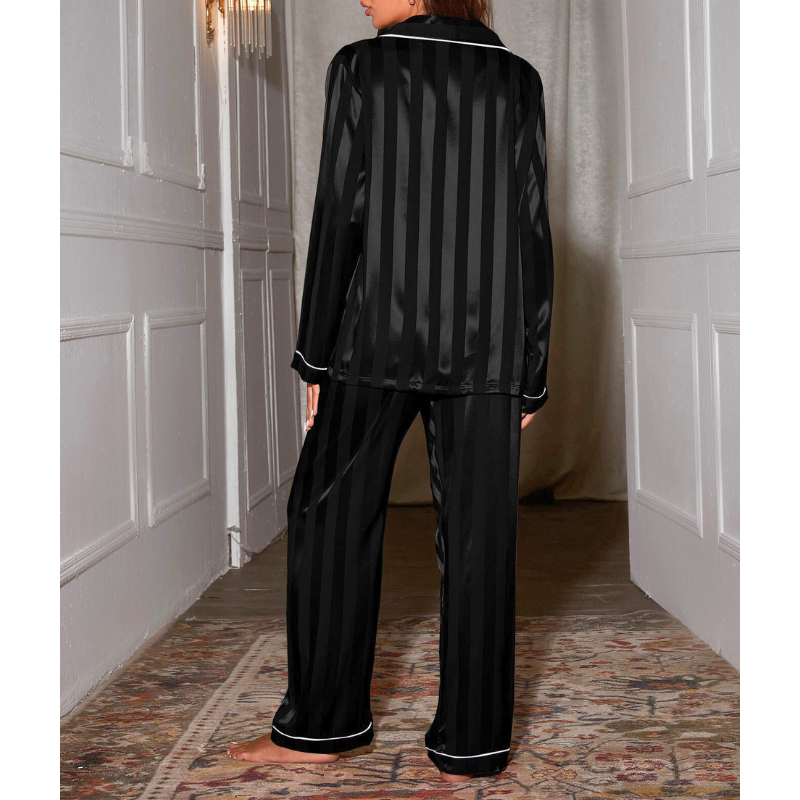 ブラックサテンパジャマの後ろ姿（バックスタイル）