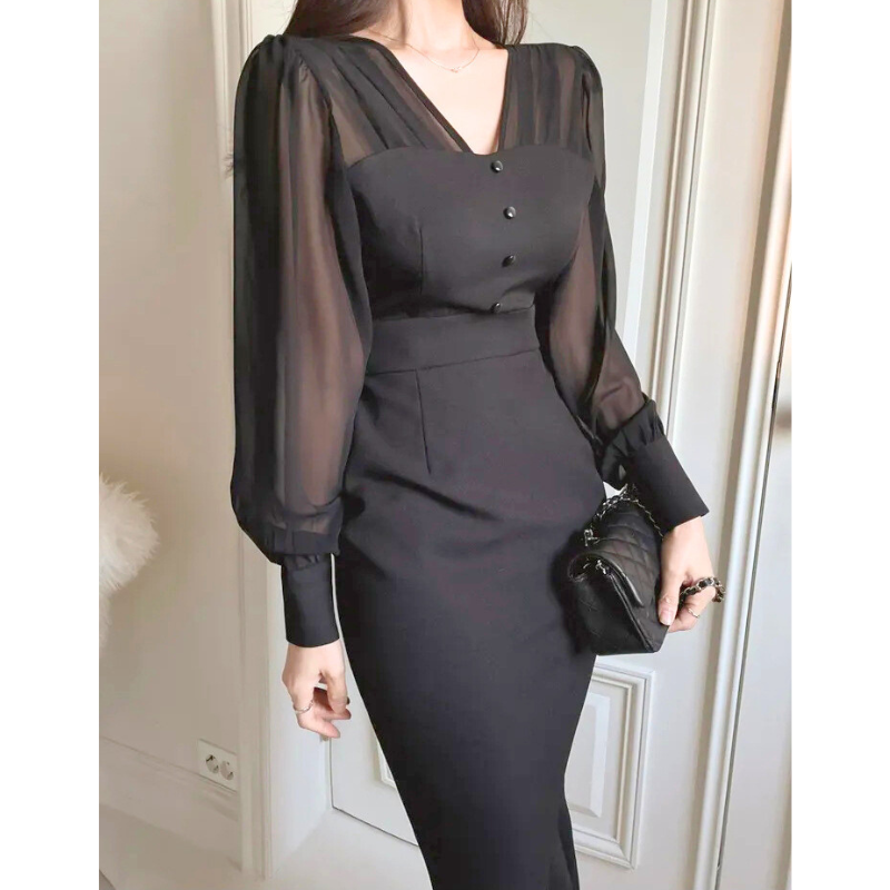 ブラックのシアースリーブデザインとVネックのアップ