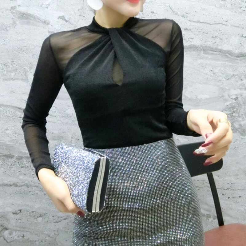 スカートと合わせたブラックトップスのコーデ。夜デートにもぴったりな華やかスタイル。