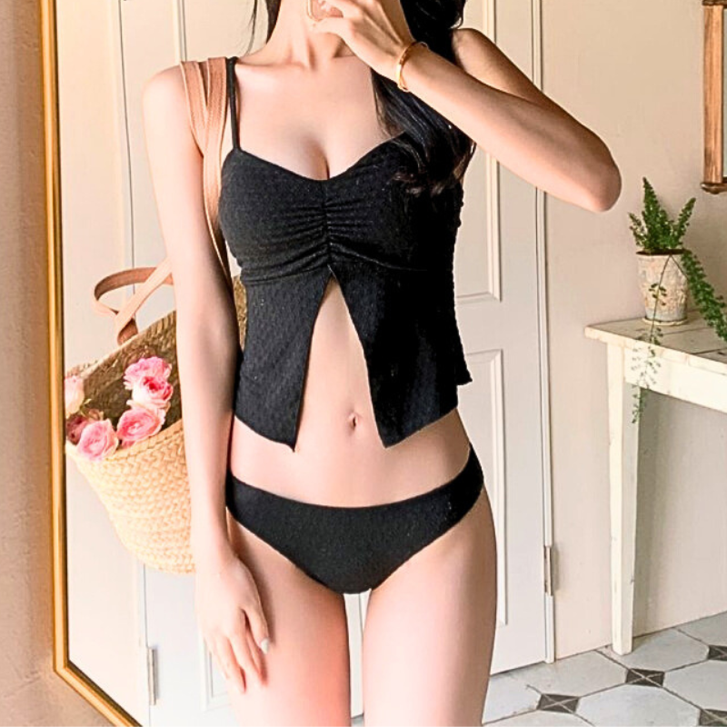 バストを立体的に見せるシャーリングデザインビキニ