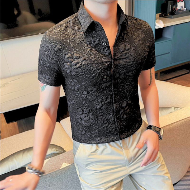 黒シャツの男性が白パンツと合わせて夏コーデをしている姿