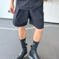黒ハーフパンツのサイドとブーツを合わせた足元コーデ