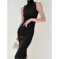 ブラックのノースリーブハイネックリブタイトワンピース 30代女性 夜デート向け上品スタイル