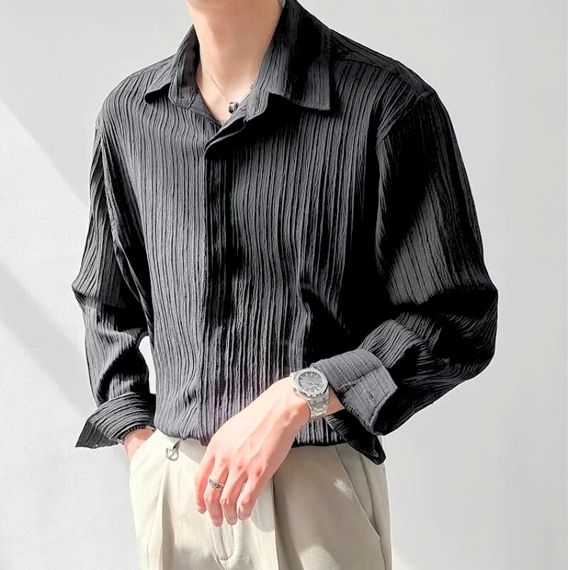 ブラックのストライプシャツをカジュアルに着こなした夏のメンズコーデ