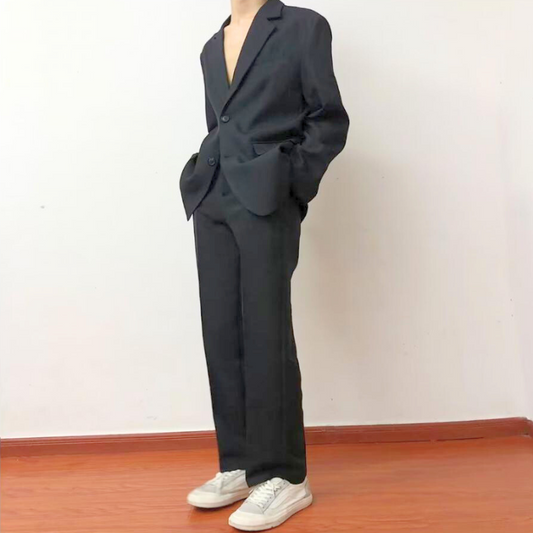 サイドから見た黒スーツセットアップのシルエット