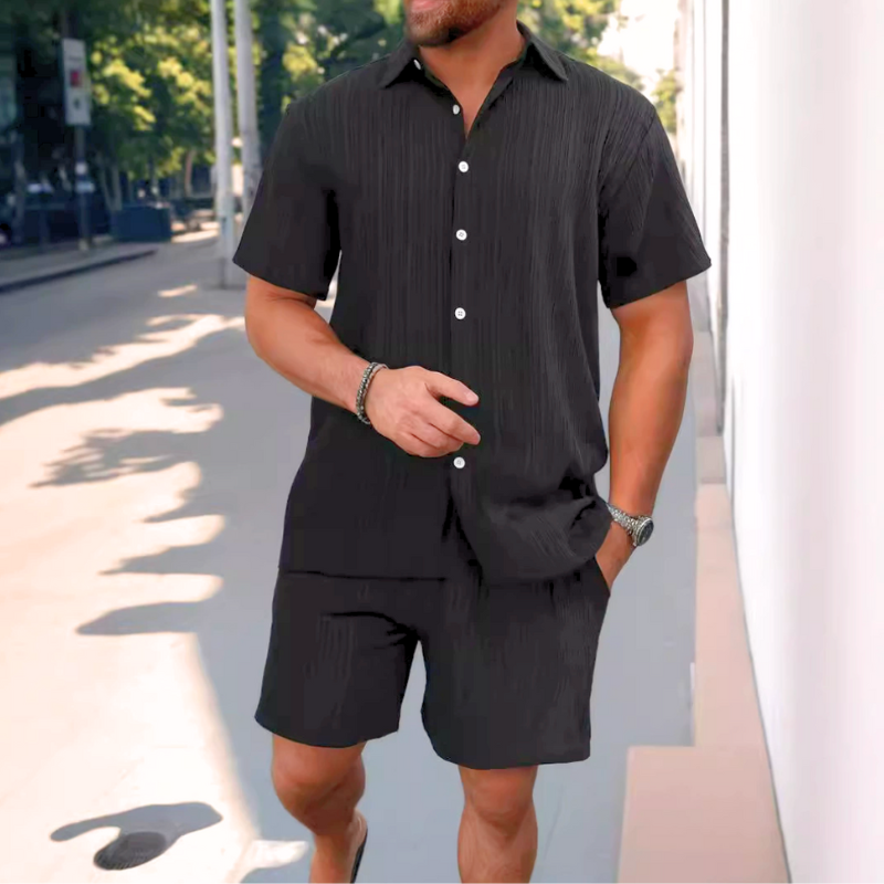 ブラックのセットアップを着た男性、涼しげな夏の街歩きスタイル