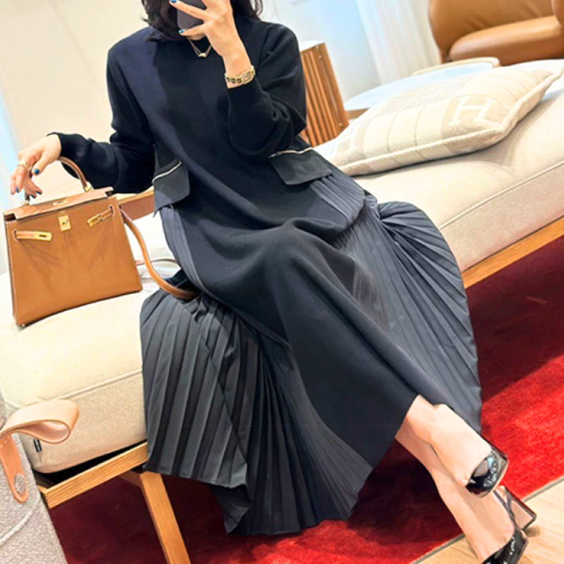 ブラックニット×プリーツの異素材ワンピース｜大人っぽく見えるモノトーンコーデ