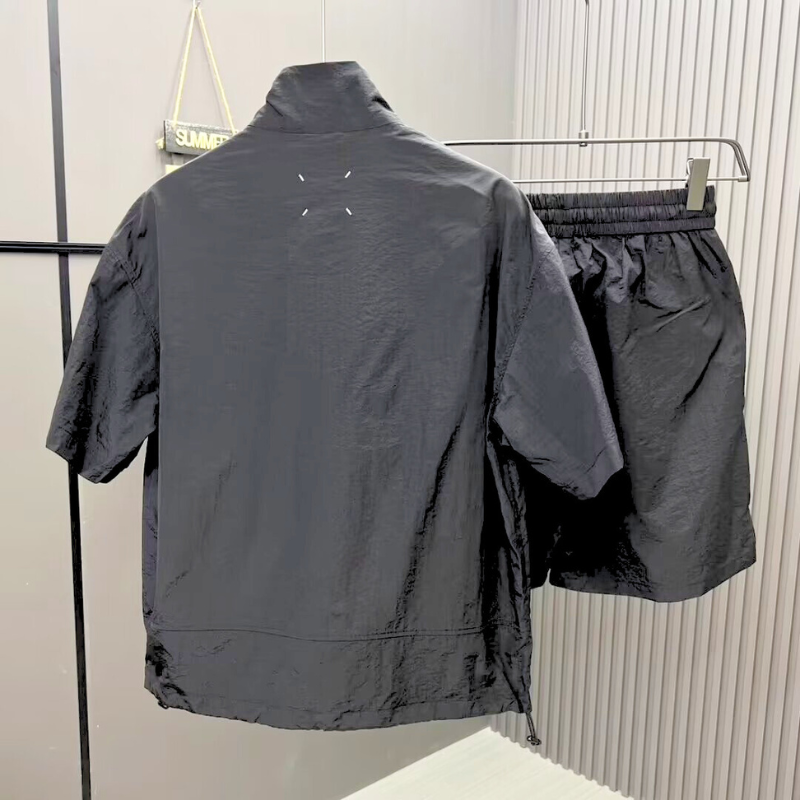 ナイロン調セットアップ メンズ|半袖ハーフジップ×ハーフパンツ 夏の ナイロン調セットアップ メンズ|半袖ハーフジップ×ハーフパンツ 夏の
