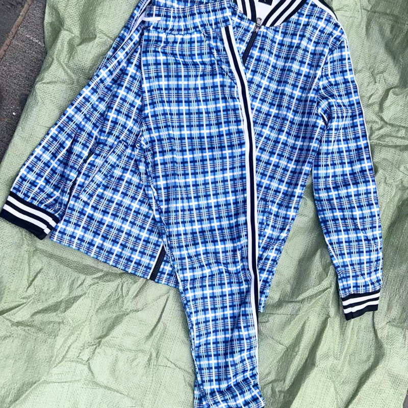 30代メンズ必見】チェック柄ラインジャージセットアップ|ラフ×きれい 30代メンズ必見】チェック柄ラインジャージセットアップ|ラフ×きれい