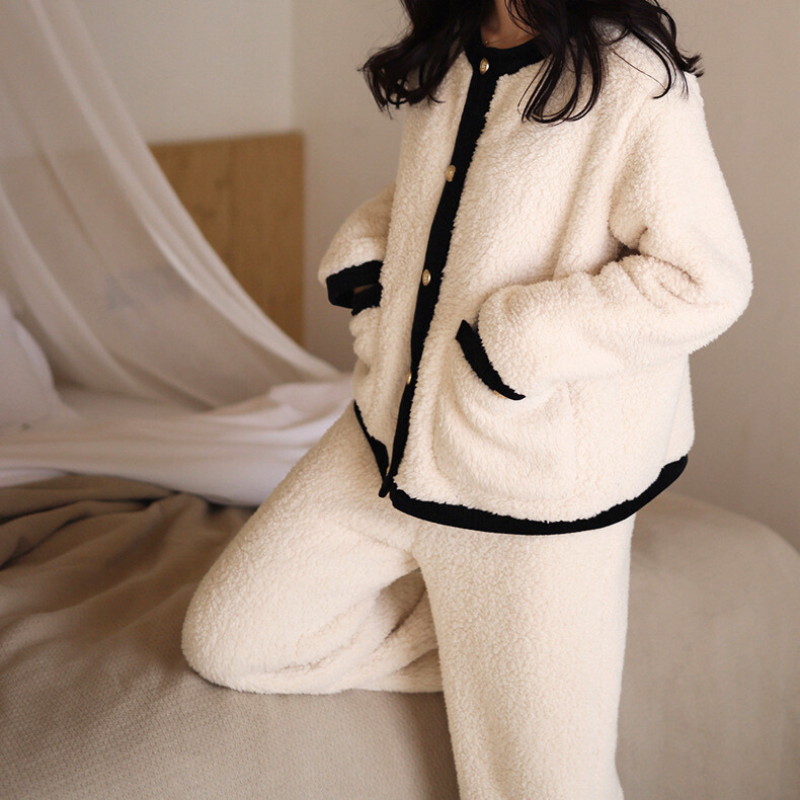 大人かわいい配色ボアカーディガン 秋冬ルームウェアコーデ リラックスタイル 