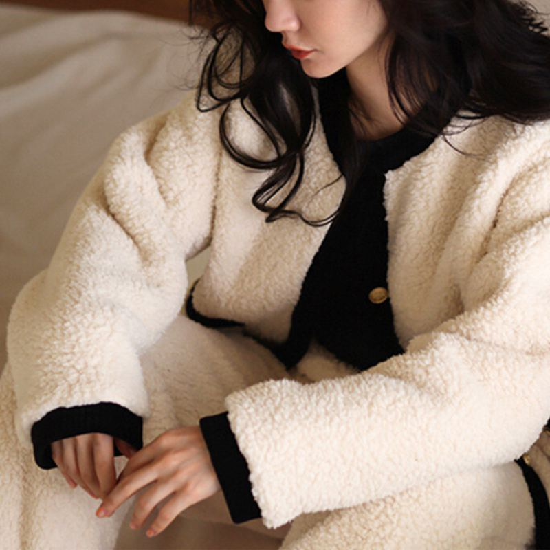 ホワイトボア×ブラック配色が高見えする大人の秋冬部屋着セット