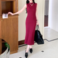 30代女性に似合うボルドーのモックネックノースリーブタイトニットワンピース ロング丈コーデ｜夏のカフェデートに