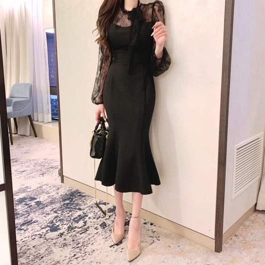 ブラックのシアーレースワンピース着用全身（ホテル・ディナーシーン）