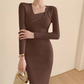 ブラウンのアシンメトリーネックニットワンピース｜美シルエットで彼氏ウケ抜群