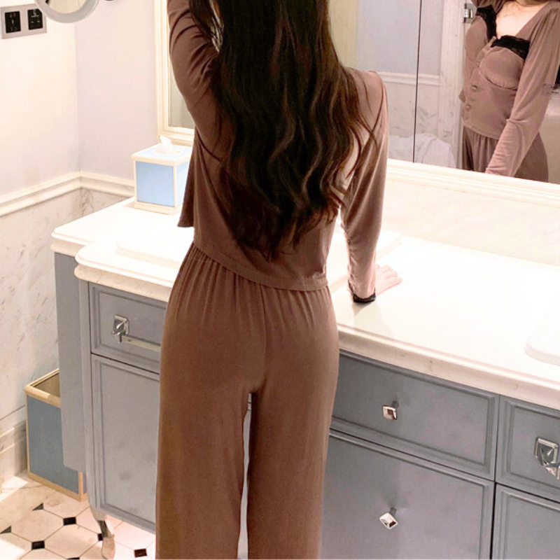背中まで美しいシルエットのブラウンルームウェア 長袖パンツスタイル