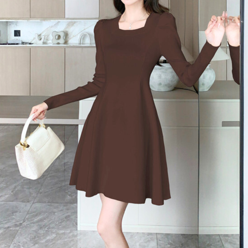 優しい印象のブラウンニットワンピース。彼ウケコーデにぴったり。