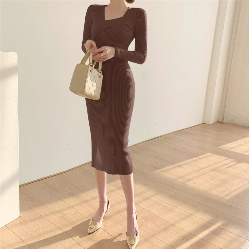 デコルテラインを美しく見せるブラウンワンピース｜フェミニンな秋冬コーデ