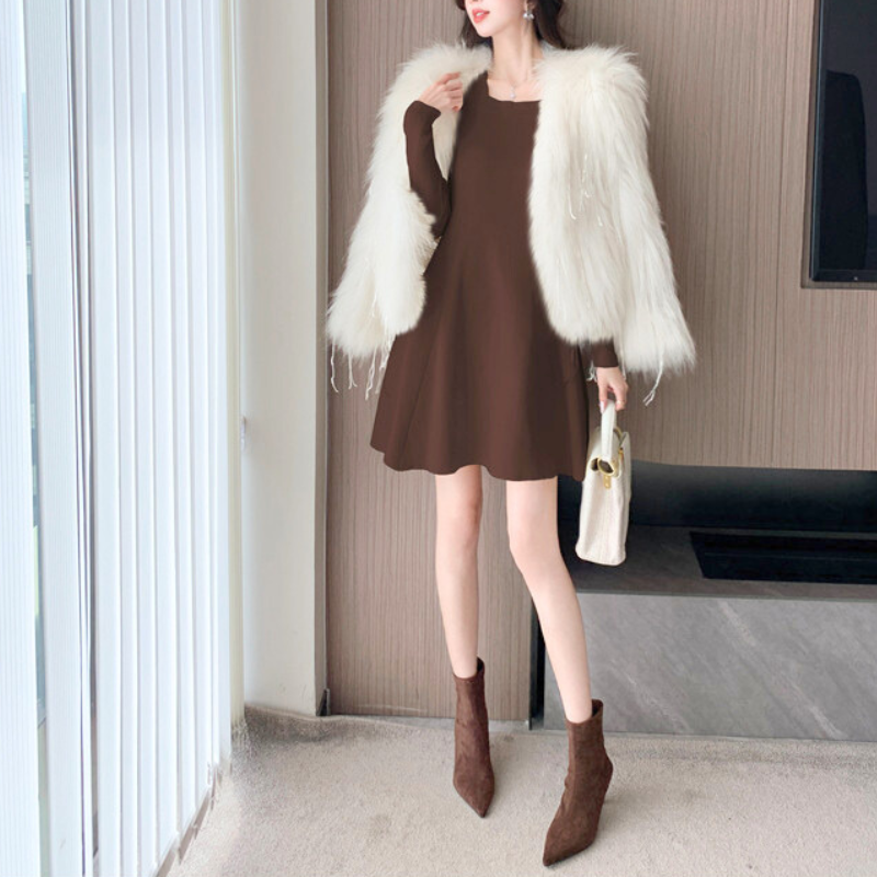 ブラウンワンピースにファーアウターを合わせた秋冬デートコーデ。