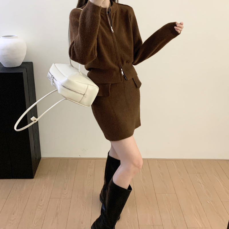 ブラウンニットセットアップの全身スタイリング