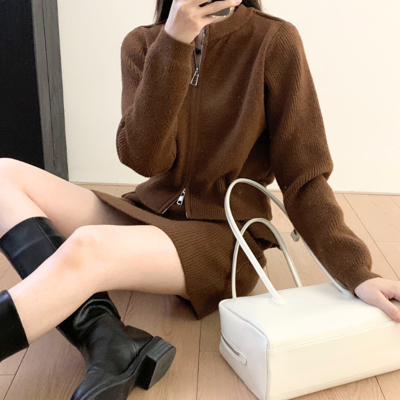 ブラウンセットアップを座って着用したイメージ