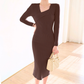 ブラウンのリブニットワンピースで大人の色気を演出｜秋冬デート服に最適