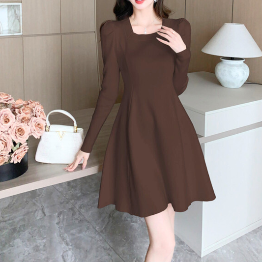 ブラウンのスクエアネックニットワンピース。上品で落ち着いた大人の印象に。