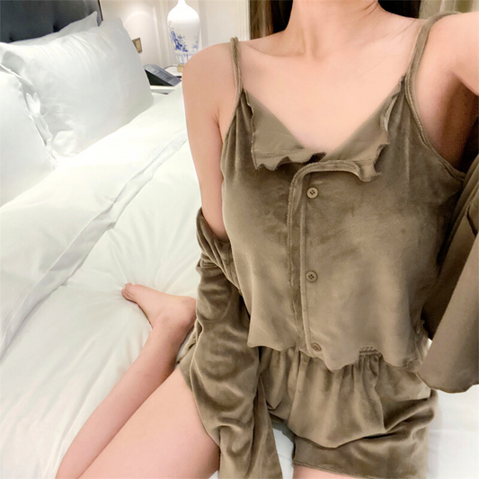 ベロア素材ブラウンルームウェアをベッドでくつろぐ女性｜彼ウケルームウェア