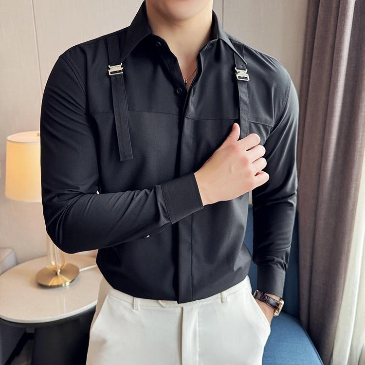 クローズアップで見せる黒シャツのスタイリッシュな前面