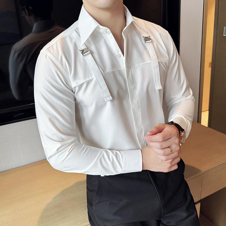 手元までこだわったスタイルで見せる白の長袖シャツ