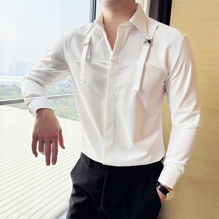 白シャツをさらりと羽織って都会的に着こなす春秋スタイル