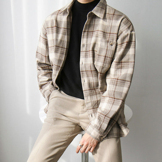 チェック柄シャツをラフに羽織った座りポーズのコーデ
